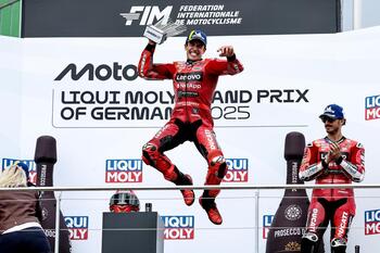 Marc Márquez gana tranquilo la carrera larga de Sachsenring