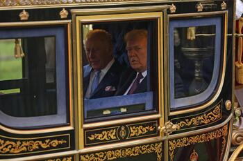 Carlos III y Trump pasan revista a la Guardia Real en Windsor