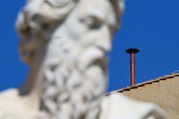 Instalan la chimenea en la Capilla Sixtina para el cónclave