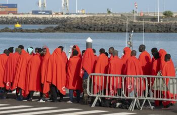 Rescatan a 50 inmigrantes a casi 100 kilómetros de Lanzarote
