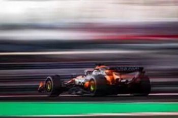 McLaren domina con firmeza la primera jornada en Baréin