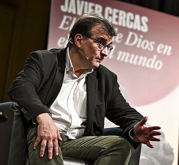 El disparatado libro de Cercas sobre el Papa
