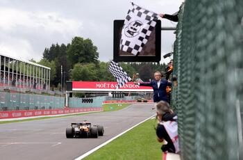 Piastri gana la batalla a Norris en Spa y afianza su liderato