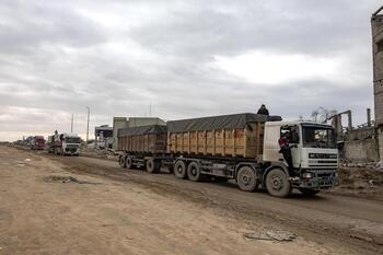 Miles de camiones con ayuda de la UNRWA esperan entrar a Gaza