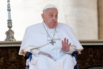 El Papa reaparece ante los fieles en la plaza de San Pedro