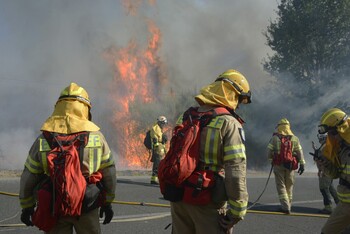 Cuatro bomberos sufren quemaduras en los incendios de Galicia