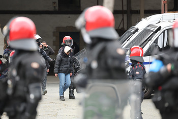 El desalojo de un centro okupado en Bilbao deja varios heridos