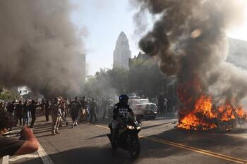 Decenas de nuevos detenidos en las protestas de Los Ángeles