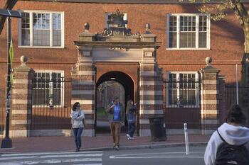 Trump prohíbe a Harvard matricular a estudiantes extranjeros