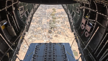 España lanza doce toneladas de alimentos en Gaza