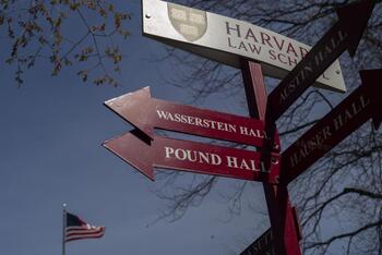 Trump exige a Harvard datos de sus alumnos extranjeros