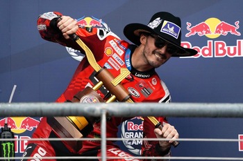 Bagnaia y Álex Márquez aprovechan la caída de Marc en Austin