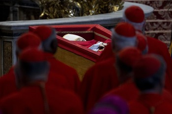El féretro del Papa ya está en la basílica de San Pedro