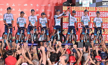 Turín presenta bajo lluvia a los equipos de la Vuelta a España