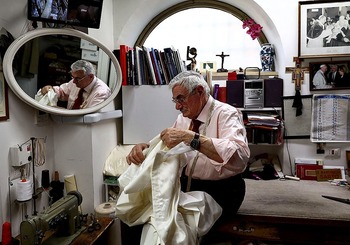 Tres trajes para un Papa sin nombre
