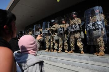 Decenas de detenidos en las redadas contra inmigrantes de EEUU
