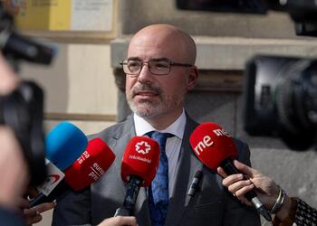 El juez imputa al delegado del Gobierno en Madrid