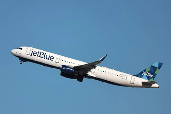Un avión de JetBlue evita chocar con una aeronave militar de EEUU