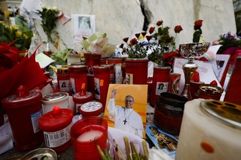 El Papa ya requiere menos asistencia de oxígeno