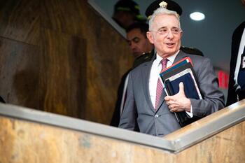 Condenan a Álvaro Uribe a doce años de arresto domiciliario