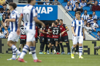 El Mallorca se aprovecha de los infantiles errores de la Real