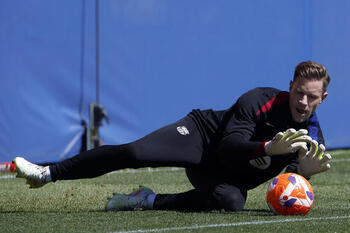 Ter Stegen tiende la mano al Barcelona