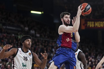 El Barça da un golpe en Milán para su objetivo de 'playoffs'
