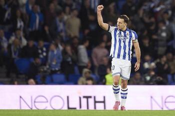 Un doblete de Oyarzabal saca los colores al Sevilla