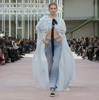 El denim se sofistica con sedas e incrustaciones de perlas