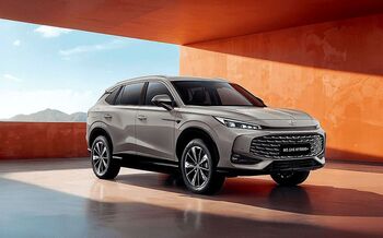 MG pone a la venta el último de la gama HS