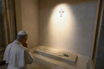 León XIV acude a rezar a la tumba del Papa Francisco