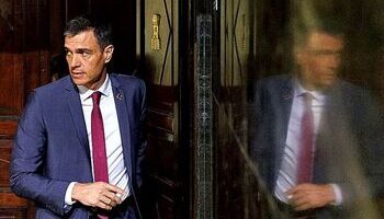 Los barones críticos condenan el «afán controlador» de Sánchez