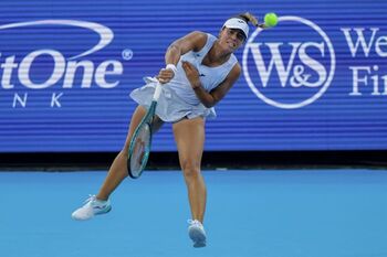 Jéssica Bouzas cae en su estreno en Monterrey