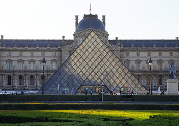 Cierran provisionalmente el Louvre tras reportar un robo