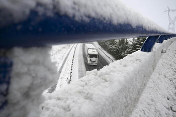Tráfico lento y alertas por nieve en las carreteras españolas