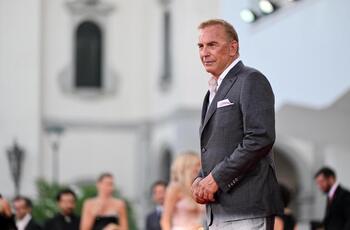 Demandan a Kevin Costner por una escena sexual no guionizada