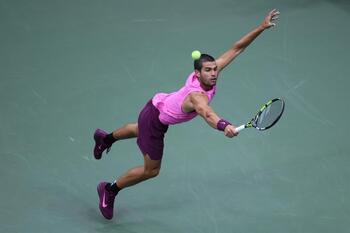 Alcaraz disipa las dudas y avanza a cuartos en Tokio