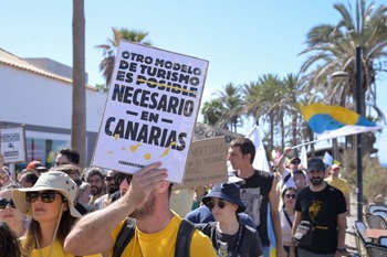 Miles de personas acuden a la manifestación turística tinerfeña