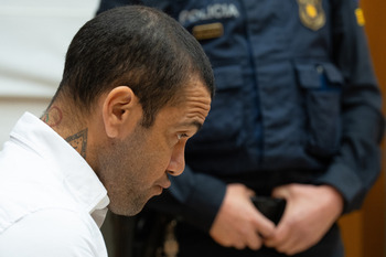Absuelven a Dani Alves del delito de agresión sexual a una joven