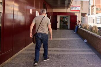 El paro baja en 48.920 personas en junio en España