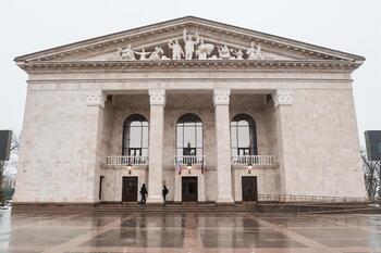 Rusia reabre el teatro de Mariúpol