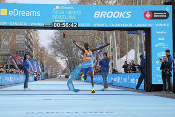 Kiplimo bate el récord del mundo de media maratón en Barcelona