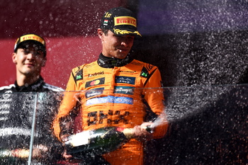 Norris gana el duelo estratégico a Piastri