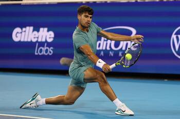 Alcaraz conquista Cincinnati por la retirada de Sinner