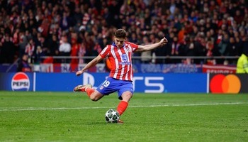 La UEFA asegura que Julián Álvarez tocó dos veces el balón