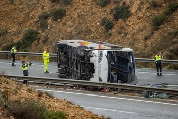 Varios heridos al volcar un autobús del Imserso en Murcia