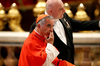 El cardenal Becciu renuncia a entrar en el Cónclave