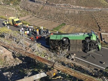 Un muerto y varios heridos tras volcar un autobús en La Gomera