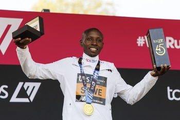 Sabastian Sawe y Tigst Assefa dominan el maratón de Londres