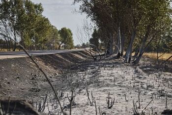 Suben a 14 las carreteras nacionales cortadas por incendios